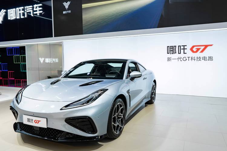 广州93哪吒汽车在智能汽车领域的表现，领途汽车在新能源汽车市场中的影响力